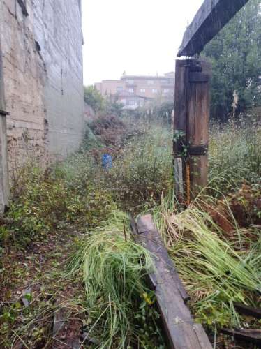 Moradia para restaurar no centro de Fiães.