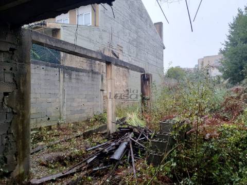 Moradia para restaurar no centro de Fiães.