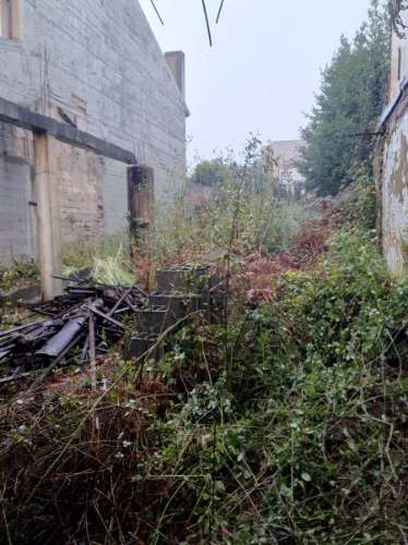 Moradia para restaurar no centro de Fiães.