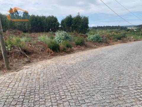 Terreno com 8300m2 com projeto aprovado para moradia térrea de 4 frentes em Castelo da Maia.