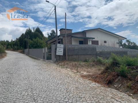 Terreno com 8300m2 com projeto aprovado para moradia térrea de 4 frentes em Castelo da Maia.