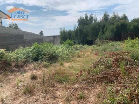 Terreno com 8300m2 com projeto aprovado para moradia térrea de 4 frentes em Castelo da Maia.