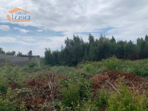 Terreno com 8300m2 com projeto aprovado para moradia térrea de 4 frentes em Castelo da Maia.