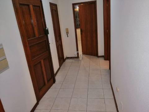 T2 com Terraço junto ao Metro da Campainha em Rio Tinto