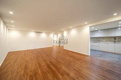 Apartamento T3 com Varanda e 2 Lugares de Garagem na Avenida da República  Santo Ovídio