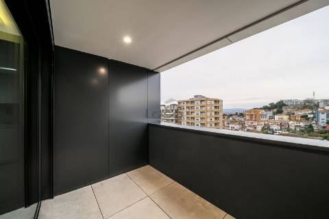 Apartamento T3 com Varanda e 2 Lugares de Garagem na Avenida da República  Santo Ovídio