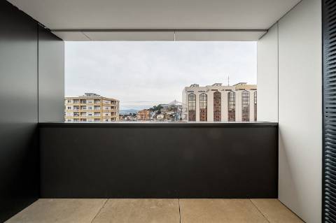 Apartamento T3 com Varanda e 2 Lugares de Garagem na Avenida da República  Santo Ovídio