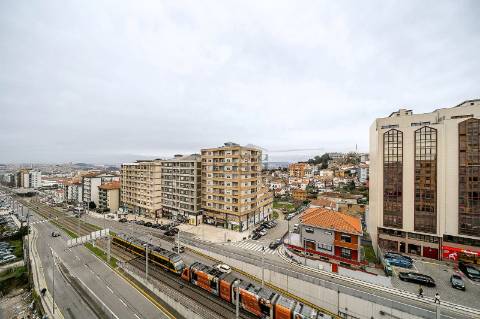 Apartamento T3 com Varanda e 2 Lugares de Garagem na Avenida da República  Santo Ovídio
