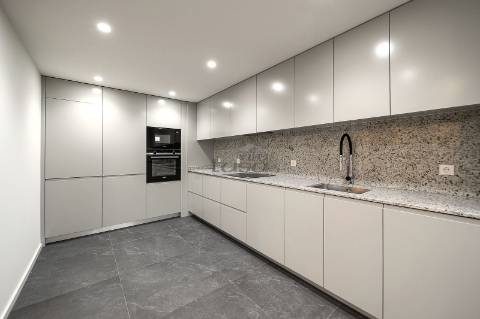 Apartamento T3 com Varanda e 2 Lugares de Garagem na Avenida da República  Santo Ovídio