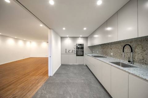 Apartamento T3 com Varanda e 2 Lugares de Garagem na Avenida da República  Santo Ovídio