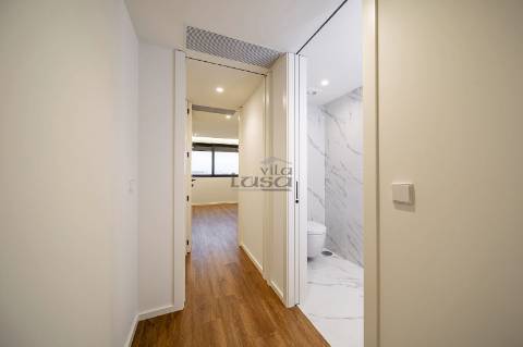 Apartamento T3 com Varanda e 2 Lugares de Garagem na Avenida da República  Santo Ovídio