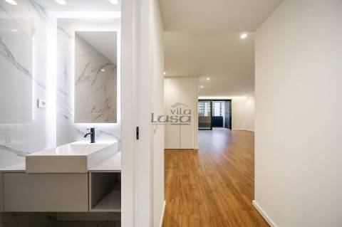 Apartamento T3 com Varanda e 2 Lugares de Garagem na Avenida da República  Santo Ovídio