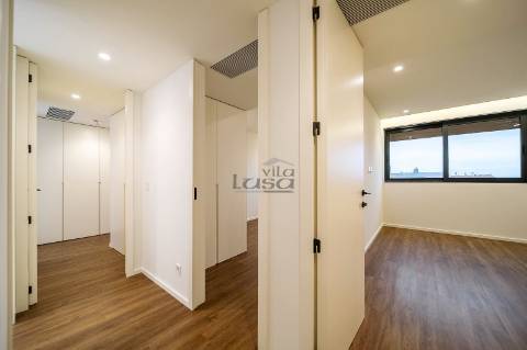 Apartamento T3 com Varanda e 2 Lugares de Garagem na Avenida da República  Santo Ovídio