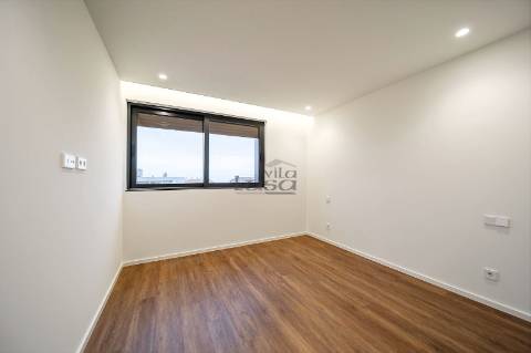 Apartamento T3 com Varanda e 2 Lugares de Garagem na Avenida da República  Santo Ovídio