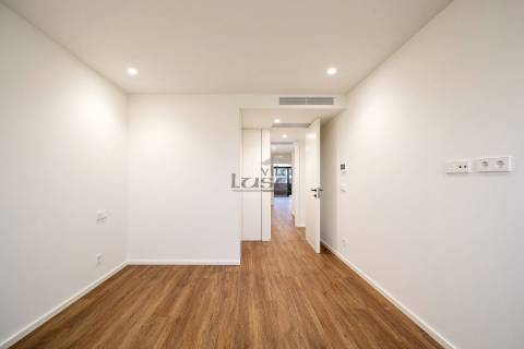 Apartamento T3 com Varanda e 2 Lugares de Garagem na Avenida da República  Santo Ovídio