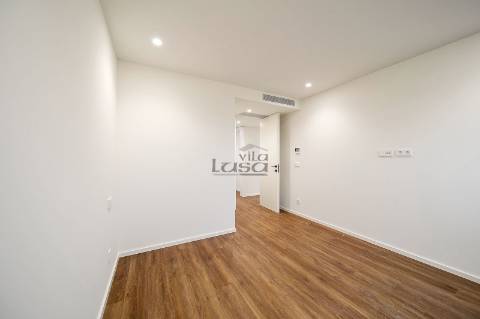 Apartamento T3 com Varanda e 2 Lugares de Garagem na Avenida da República  Santo Ovídio