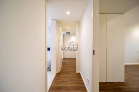 Apartamento T3 com Varanda e 2 Lugares de Garagem na Avenida da República  Santo Ovídio