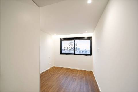 Apartamento T3 com Varanda e 2 Lugares de Garagem na Avenida da República  Santo Ovídio