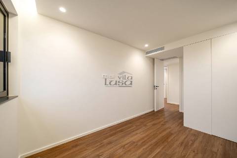 Apartamento T3 com Varanda e 2 Lugares de Garagem na Avenida da República  Santo Ovídio