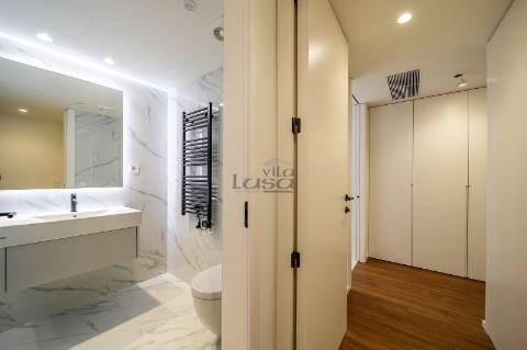 Apartamento T3 com Varanda e 2 Lugares de Garagem na Avenida da República  Santo Ovídio