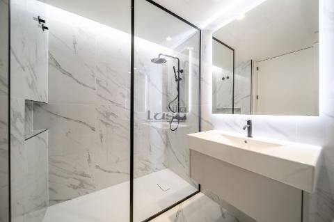 Apartamento T3 com Varanda e 2 Lugares de Garagem na Avenida da República  Santo Ovídio