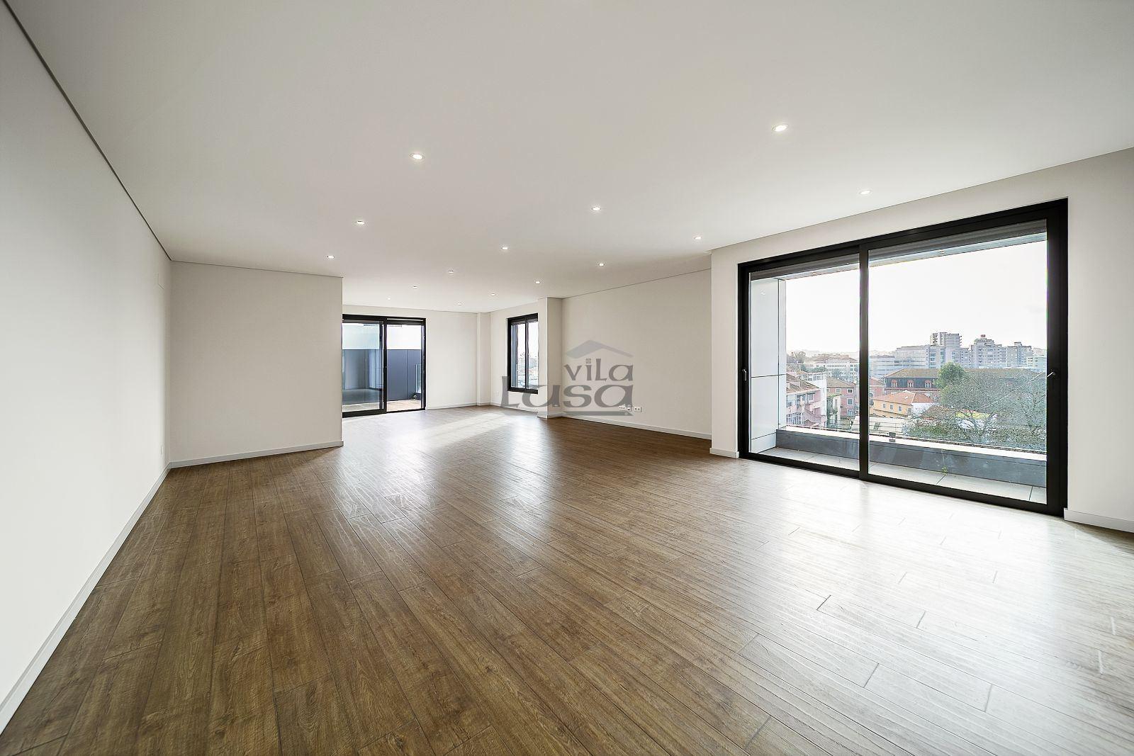 T4 de cobertura com amplo terraço na Avenida da Boavista