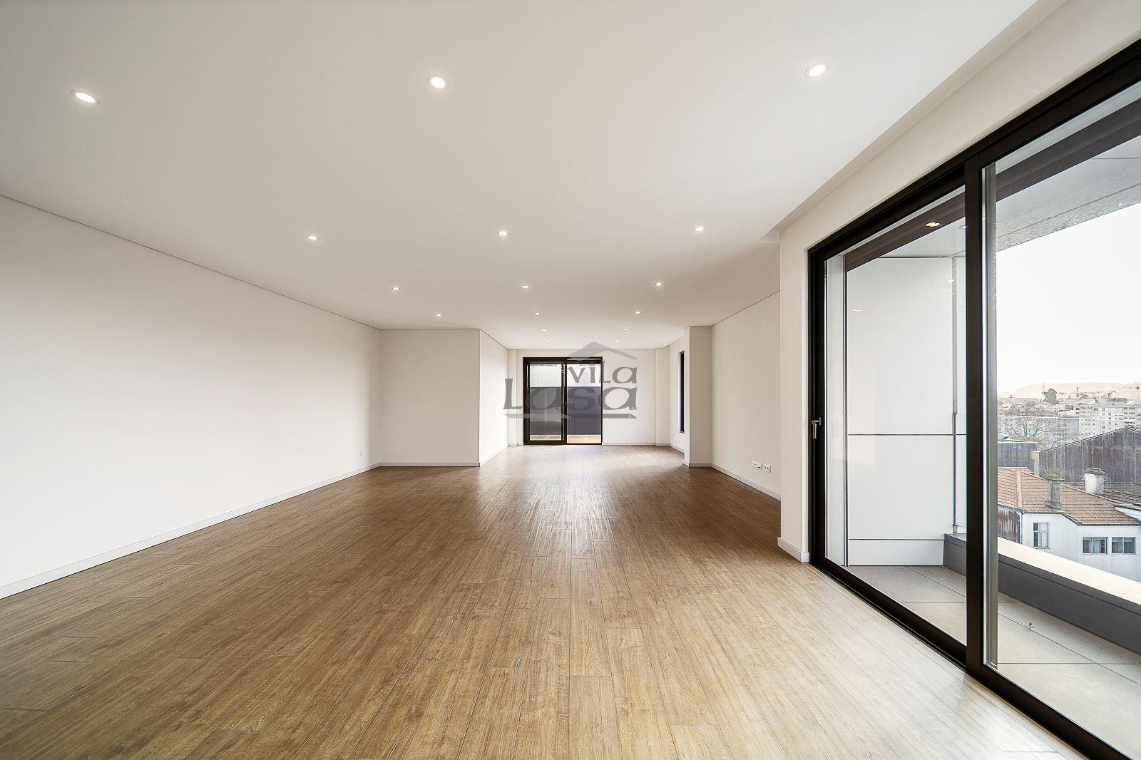 T4 de cobertura com amplo terraço na Avenida da Boavista