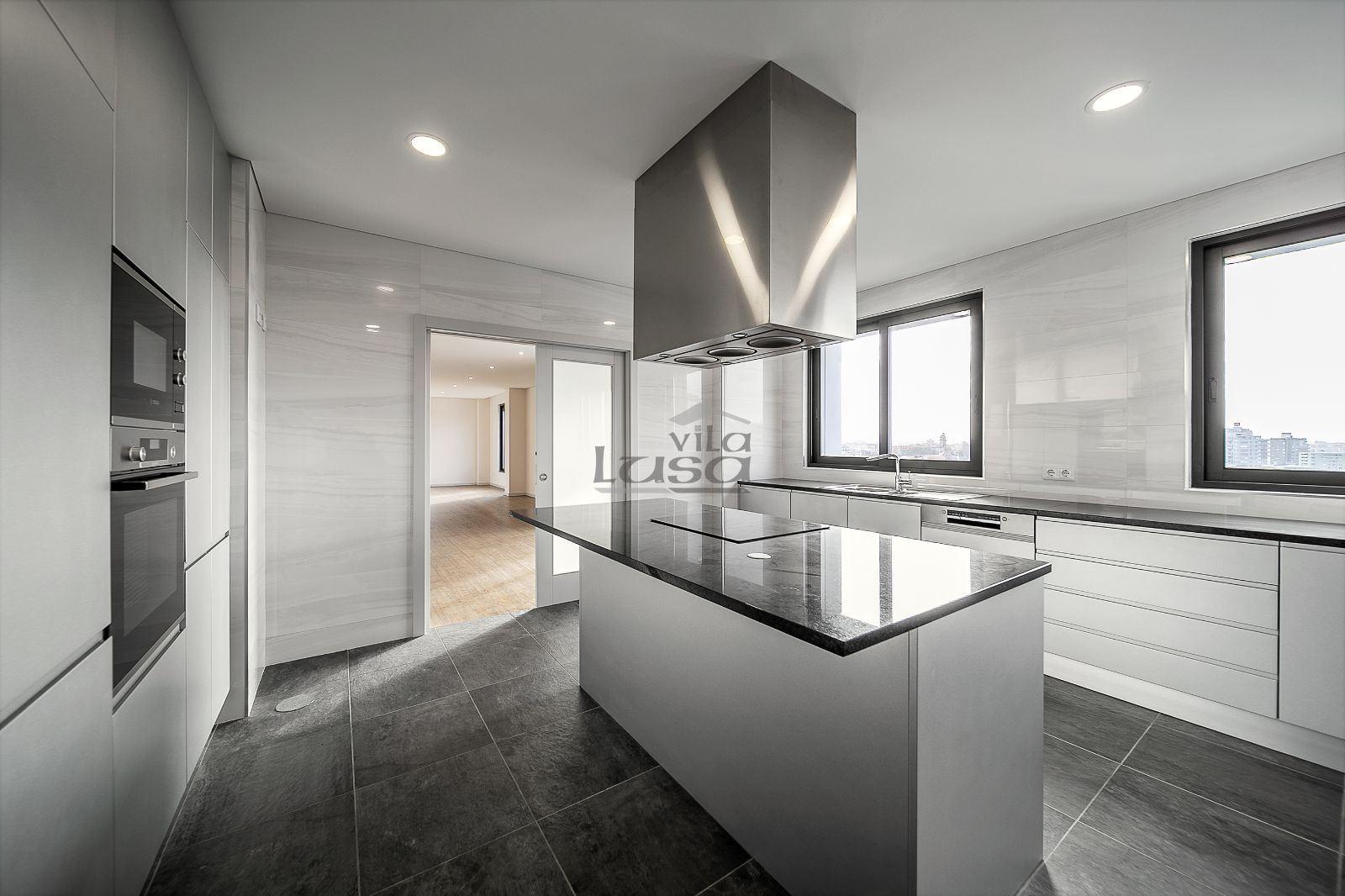 T4 de cobertura com amplo terraço na Avenida da Boavista