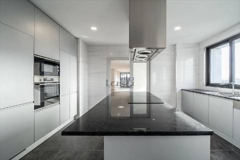 T4 de cobertura com amplo terraço na Avenida da Boavista