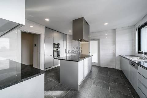 T4 de cobertura com amplo terraço na Avenida da Boavista