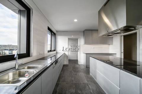 T4 de cobertura com amplo terraço na Avenida da Boavista