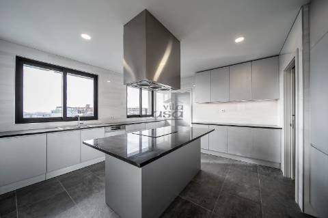 T4 de cobertura com amplo terraço na Avenida da Boavista