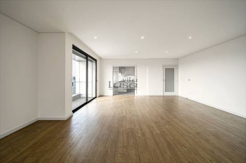 T4 de cobertura com amplo terraço na Avenida da Boavista