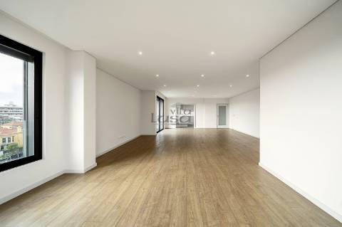 T4 de cobertura com amplo terraço na Avenida da Boavista