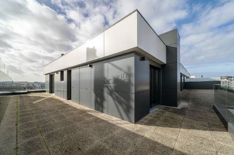 T4 de cobertura com amplo terraço na Avenida da Boavista