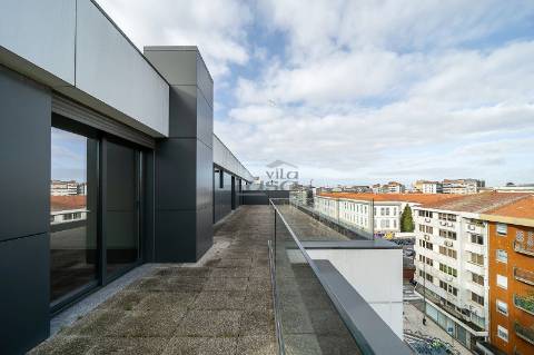 T4 de cobertura com amplo terraço na Avenida da Boavista