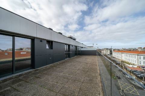 T4 de cobertura com amplo terraço na Avenida da Boavista