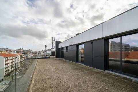 T4 de cobertura com amplo terraço na Avenida da Boavista