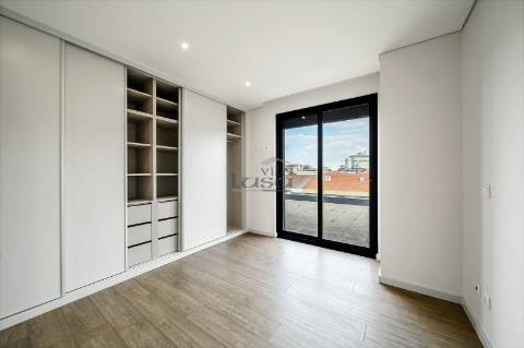 T4 de cobertura com amplo terraço na Avenida da Boavista