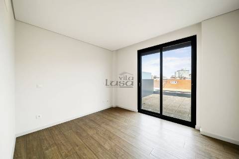 T4 de cobertura com amplo terraço na Avenida da Boavista