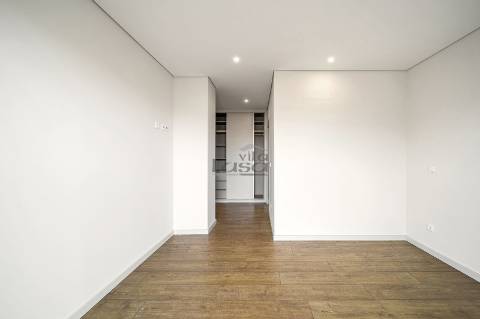 T4 de cobertura com amplo terraço na Avenida da Boavista