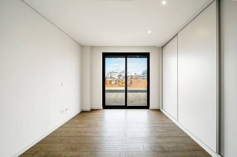 T4 de cobertura com amplo terraço na Avenida da Boavista