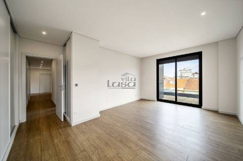 T4 de cobertura com amplo terraço na Avenida da Boavista