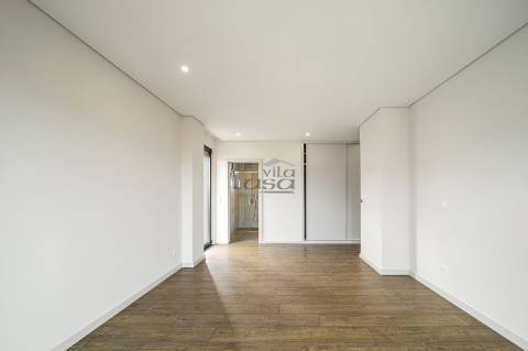 T4 de cobertura com amplo terraço na Avenida da Boavista