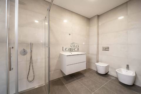 T4 de cobertura com amplo terraço na Avenida da Boavista