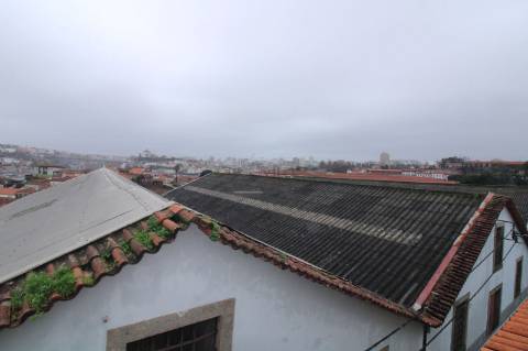 Andar de Moradia T2 com Terreno na Zona Histórica de Vila Nova de Gaia