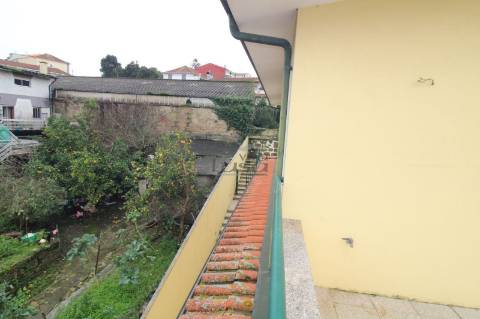 Andar de Moradia T2 com Terreno na Zona Histórica de Vila Nova de Gaia