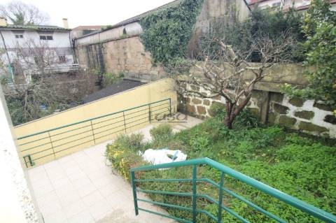 Andar de Moradia T2 com Terreno na Zona Histórica de Vila Nova de Gaia