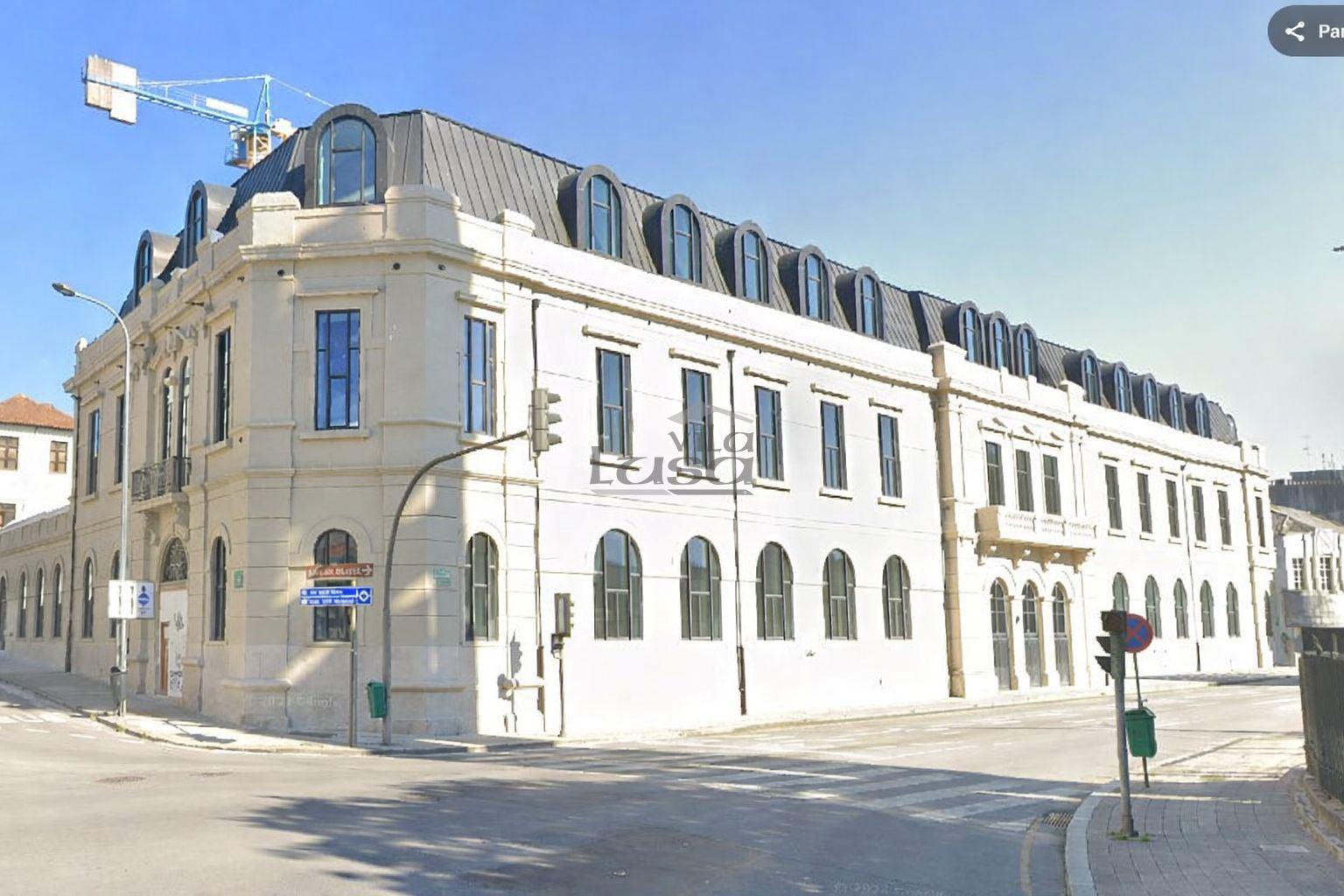 T1 Edifício da Antiga Faculdade de Farmácia (em frente à Igreja de Cedofeita) Porto.