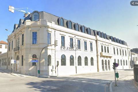 T1 Edifício da Antiga Faculdade de Farmácia (em frente à Igreja de Cedofeita) Porto.